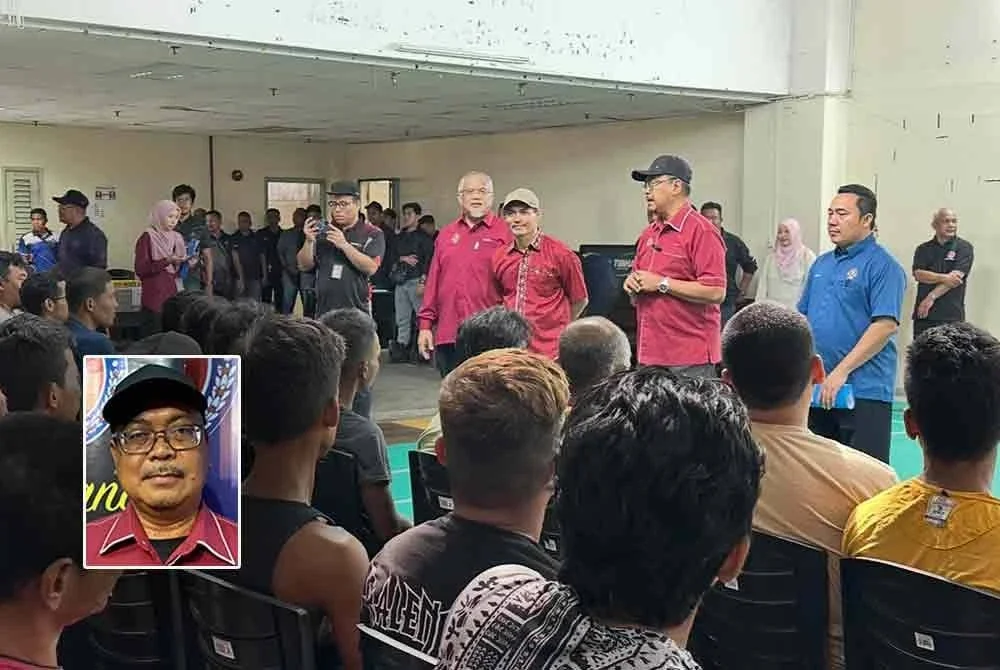 Khairul Anwar (dua dari kanan) yang bertemu dengan individu yang ditahan di sekitar Kelantan. Foto kecil: Khairul Anwar. FOTO: SINAR HARIAN - ADILA SHARINNI WAHID. 