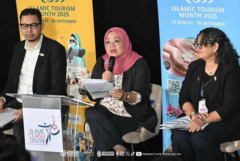 Alyssa (tengah) ketika sesi sidang akhbar sempena Majlis Pelancaran Bulan Pelancongan Islam di Kuala Lumpur, 26 Ogos lalu.