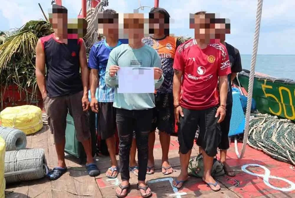 Enam nelayan warga asing yang ditahan pada Selasa. - Foto: Maritim Malaysia