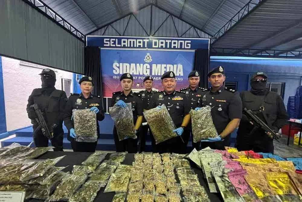 Naazron (empat dari kanan) menunjukkan dadah yang dirampas dalam sidang akhbar di Ibu Pejabat Polis Daerah Kajang pada Rabu.