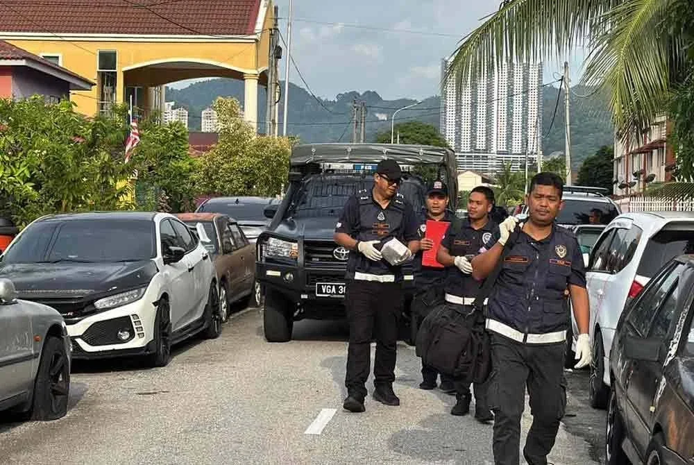 Pasukan forensik ketika menjalankan siasatan di lokasi kejadian seorang guru cuba membunuh isterinya di Taman Tunas Muda, Sungai Ara, Bayan Lepas pada pagi Rabu. Foto kecil: Sazalee