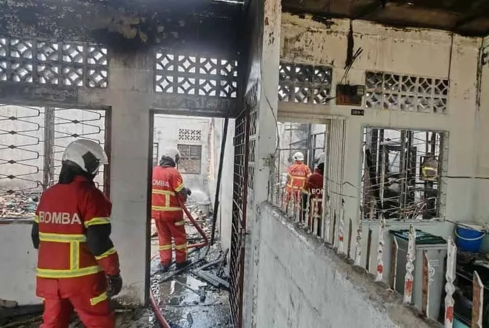 Anggota bomba memadamkan sisa kebakaran di rumah berkenaan. Foto BBP Pontian