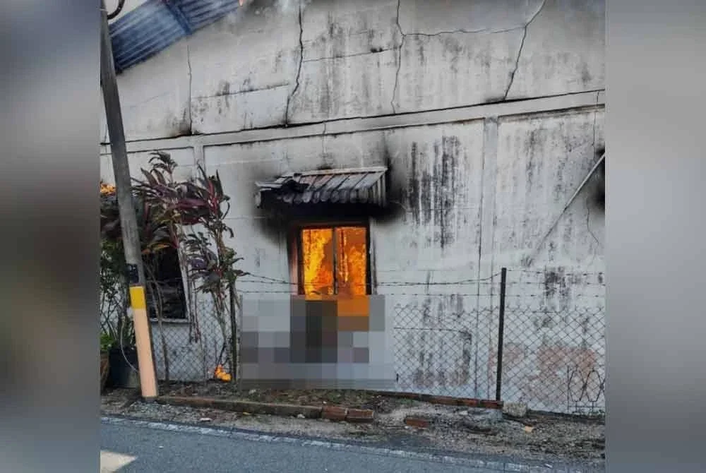 Api marak dalam kebakaran sebuah rumah teres dua tingkat di Lorong Manggis, Batu 36, Jalan Pontian pada Rabu. Foto BBP Pontian