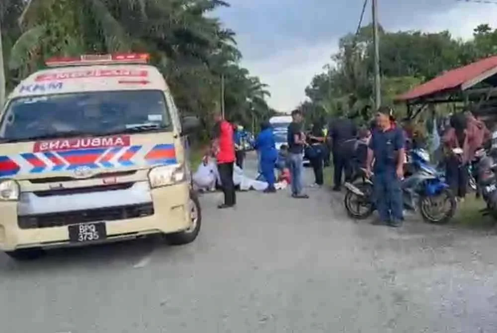 Tangkap layar rakaman video memaparkan kejadian tikam di Kanchong Darat, Banting Isnin lalu.