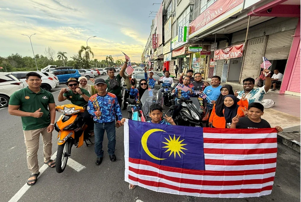 Sebanyak 400 helai Jalur Gemilang diagihkan kepada orang ramai di sekitar Mergong di Alor Setar pada Rabu.