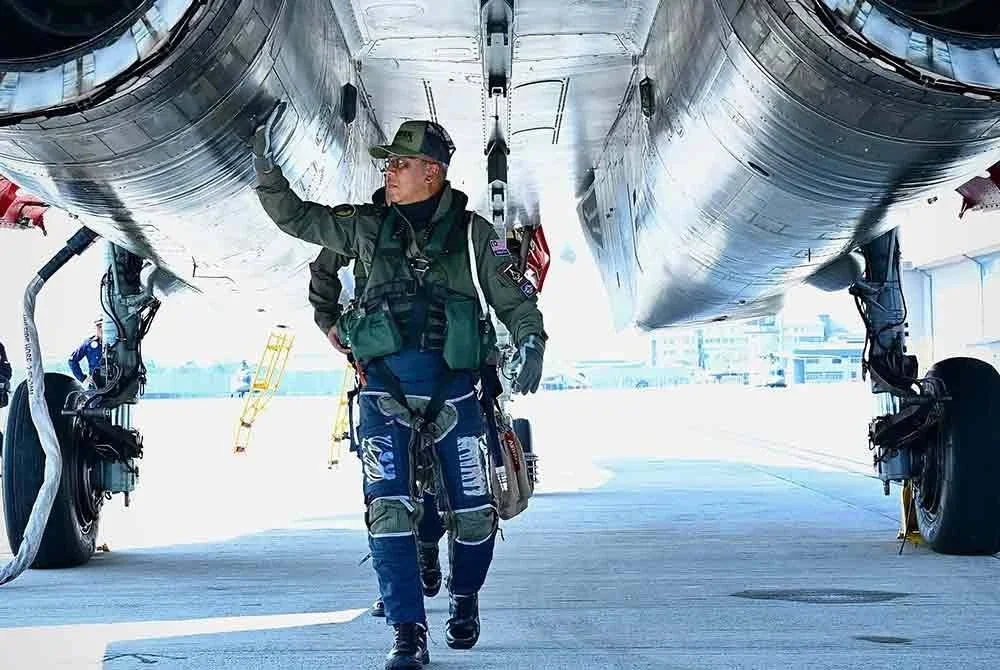 Muhammad Norazlan memeriksa keadaan aset udara milik TUDM yang akan menggegarkan ruang udara Dataran Putrajaya pada 31 Ogos ini. FOTO: TUDM