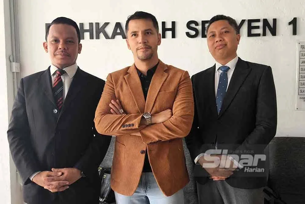 Aliff Syukri (tengah) akui terkejut selepas dibebaskan Mahkamah Sesyen Sepang daripada empat pertuduhan video sumbang lagu raya.