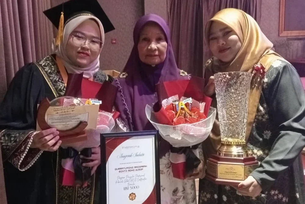 Qurratu'aini Maisarah (kiri) ketika menerima Anugerah Pengarah@Anugerah Sri Gelugor Tahun 2024 serta Anugerah Kecemerlangan Akademik dan Kokurikulum pada Majlis Konvokesyen ke-7 PMTG di Sungai Petani pada Rabu.