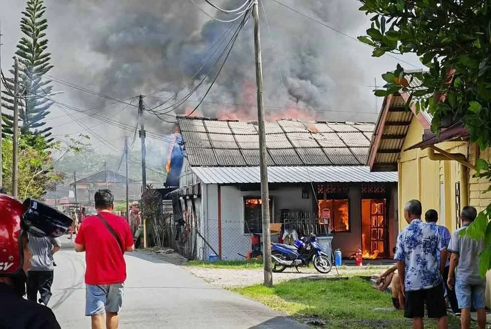 Rumah sewa di Lorong Manggis, Batu 36, Jalan Johor Bahru-Pontian yang terbakar pada pagi Rabu. -Foto tular