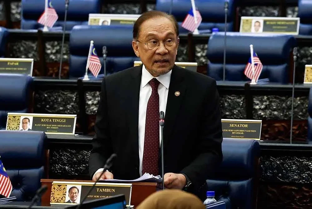 Perdana Menteri merangkap Menteri Kewangan, Datuk Seri Anwar Ibrahim, membentangkan Rang Undang-Undang (RUU) Perolehan Kerajaan 2025 pada Mesyuarat Kedua Penggal Keempat Parlimen ke-15 di Dewan Rakyat, Bangunan Parlimen, hari ini. Foto Bernama