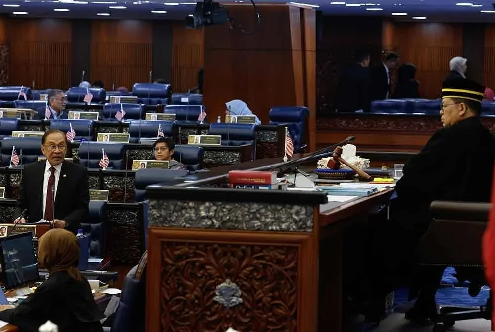 Perdana Menteri merangkap Menteri Kewangan, Datuk Seri Anwar Ibrahim, membentangkan Rang Undang-Undang (RUU) Perolehan Kerajaan 2025 pada Mesyuarat Kedua Penggal Keempat Parlimen ke-15 di Dewan Rakyat, Bangunan Parlimen, hari ini. Foto Bernama