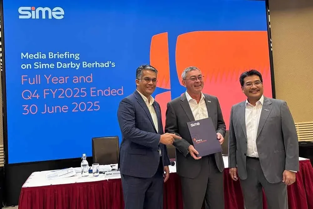 Jeffri Salim (tengah) di sidang media mengenai prestasi penuh tahun dan suku keempat TK2025 Sime Darby Berhad berakhir pada 30 Jun 2025.