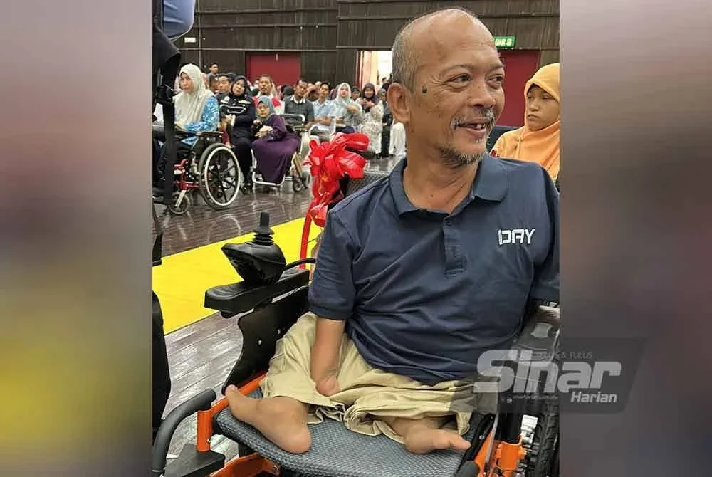 Mahusin menerima kerusi roda elektrik yang telah diubah suai untuk memudahkan pergerakannya.