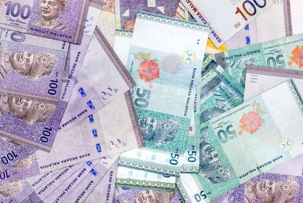 Pada jam 6 petang, mata wang tempatan merosot kepada 4.2335/2365 berbanding dolar AS daripada 4.2160/2210 semasa ditutup semalam. Gambar hiasan