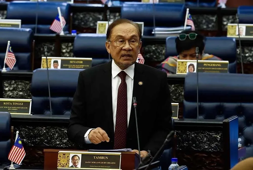 Perdana Menteri merangkap Menteri Kewangan, Datuk Seri Anwar Ibrahim, membentangkan Rang Undang-Undang (RUU) Perolehan Kerajaan 2025 pada Mesyuarat Kedua Penggal Keempat Parlimen ke-15 di Dewan Rakyat, Bangunan Parlimen, hari ini. Foto Bernama