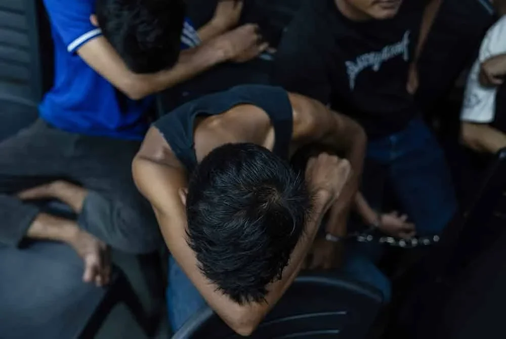 Kakitangan AADK ketika melakukan serbuan di beberapa kawasan panas sekitar Kota Bharu dan menahan orang yang di disyaki mengambil dadah. Foto Bernama