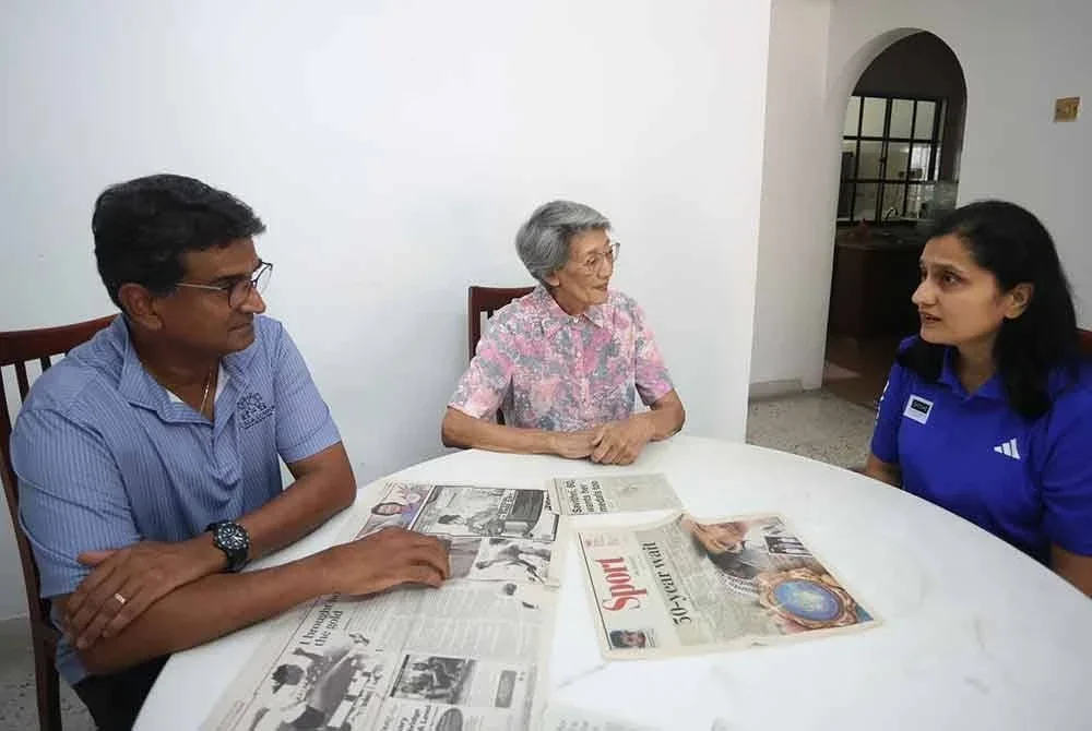 Norhayati (kanan) ketika mengunjungi Savithri di kediaman legenda atlet tersebut. FOTO: OM