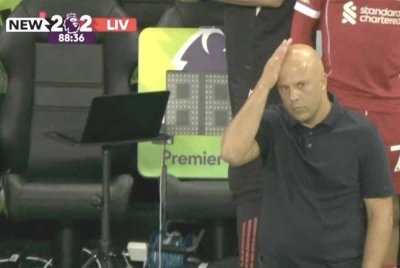 Reaksi Slot selepas Newcastle menyamakan kedudukan di St James' Park. Foto: Agensi