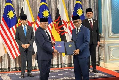 Perdana Menteri, Datuk Seri Anwar Ibrahim dan Sultan Brunei, Sultan Hassanal Bolkiah
menyaksikan pertukaran memorandum persefahaman (MoU) dalam sektor kesihatan di Kompleks Seri Perdana, di sini pada Rabu. Menteri Kesihatan, Datuk Seri Dr Dzulkefly Ahmad dan Menteri Kesihatan Brunei, Datuk Seri Dr Mohammad Isham Jaafar masing-masing mewakili Malaysia dan Brunei dalam pertukaran dokumen itu.