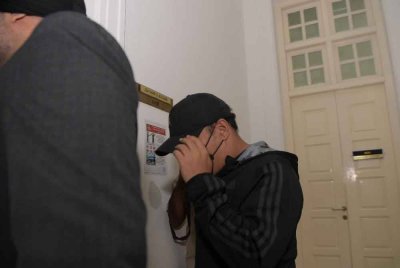 Guru mengaku tidak bersalah atas tiga pertuduhan melakukan amang seksual fizikal terhadap pelajar lelaki Tingkatan Lima, tahun lalu.