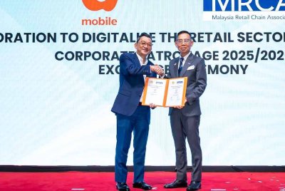 Alex (kiri) memeterai kerjasama strategik bersama MRCA yang diwakili presidennya, Datuk Dr Ken Phua pada majlis pembukaan Franchise Expo Malaysia 2025 baru-baru ini.