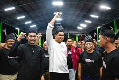 Muhamad Akmal (tengah) bersama kepimpinan UMNO Terengganu merakam gambar ketika menyertai Perhimpunan Pemuda Terengganu sempena ulang tahun ke-76 Pergerakan Pemuda UMNO yang diadakan di Dewan Terbuka Astaka Jerteh, malam Selasa. Foto Facebook Pergerakan Pemuda UMNO Malaysia