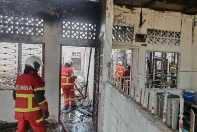 Anggota bomba memadamkan sisa kebakaran di rumah berkenaan. Foto BBP Pontian