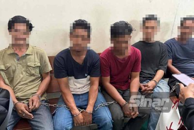 Ipar (tengah) bersama empat beradik lelaki yang ditahan AADK.
FOTO SINAR HARIAN - ADILA SHARINNI WAHID