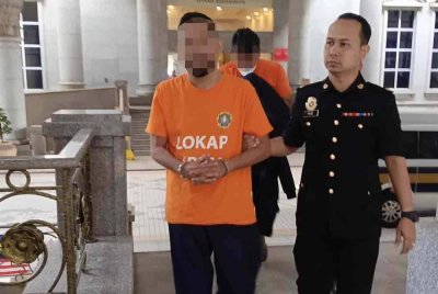 Dua ditahan reman untuk siasatan kes tuntutan palsu berjumlah lebih RM2.1 juta. Foto SPRM