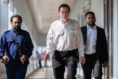 Bekas Ketua Menteri Pulau Pinang Lim Guan Eng (tengah) hadir di Mahkamah Sesyen Kuala Lumpur hari ini bagi perbicaraan kes rasuah projek terowong dasar laut di Pulau Pinang. Foto Bernama