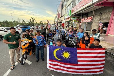 Sebanyak 400 helai Jalur Gemilang diagihkan kepada orang ramai di sekitar Mergong di Alor Setar pada Rabu.