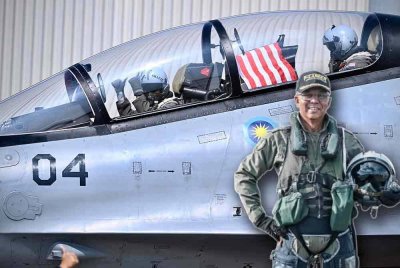 Muhammad Norazlan memulakan persiapan dan latihan penerbangan di Subang pada Rabu. FOTO: TUDM