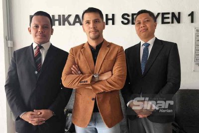 Aliff Syukri (tengah) akui terkejut selepas dibebaskan Mahkamah Sesyen Sepang daripada empat pertuduhan video sumbang lagu raya.