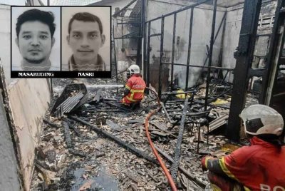 Anggota bomba memadam kebakaran sebuah rumah sewa di Lorong Manggis, Batu 36, Jalan Johor Bahru-Pontian. - Foto JBPM Johor