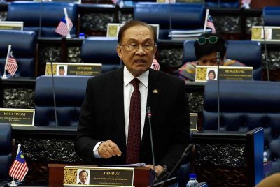 Perdana Menteri merangkap Menteri Kewangan, Datuk Seri Anwar Ibrahim, membentangkan Rang Undang-Undang (RUU) Perolehan Kerajaan 2025 pada Mesyuarat Kedua Penggal Keempat Parlimen ke-15 di Dewan Rakyat, Bangunan Parlimen, hari ini. Foto Bernama