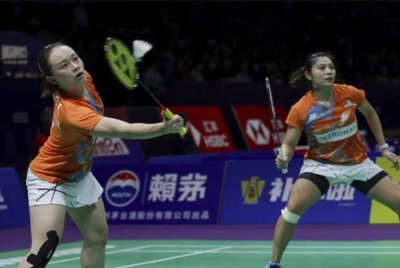 Pei Kee (kiri) –Mei Xing gagal beri saingan kepada Gabriela–Stefani di Adidas Arena, Paris, Perancis pada Rabu.