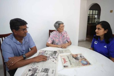 Norhayati (kanan) ketika mengunjungi Savithri di kediaman legenda atlet tersebut. FOTO: OM