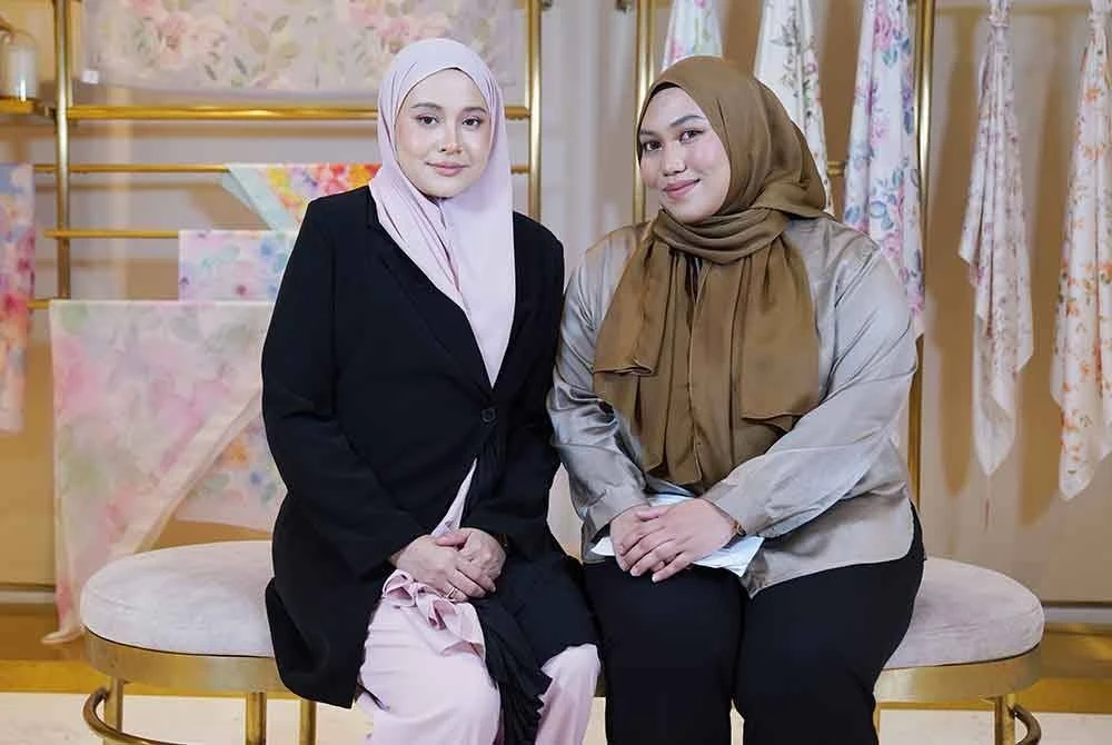 Nur Atiqah bersama hos Ka Ching, Nabila Ahmad (kanan).