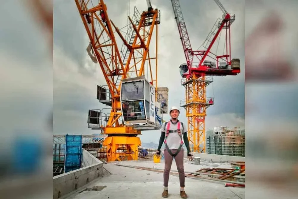 Mohamad Zikri mempunyai pengalaman lebih 10 tahun dalam bidang pengendalian kren.