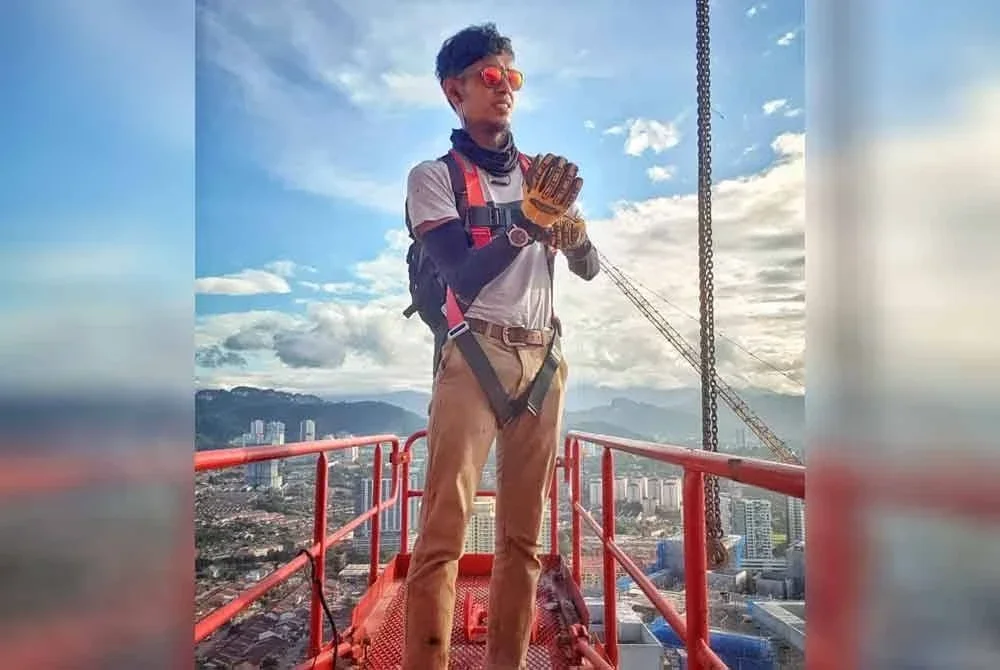 Menurut Mohamad Zikri, rutin hariannya sebagai pengendali kren banyak dihabiskan di dalam kabin dan bekerja bersendirian di puncak bangunan.