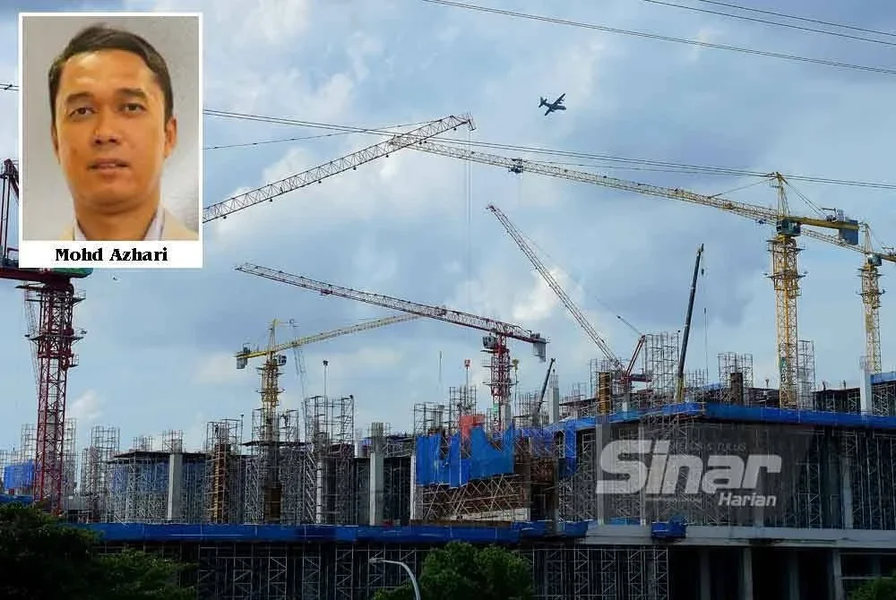 Mohd Azhari berkata, pekerjaan sebagai pengendali kren menara menawarkan masa depan cerah dengan pendapatan kompetitif.