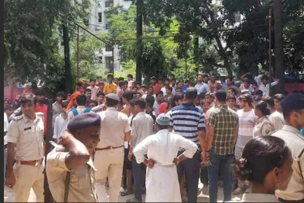 Ahli keluarga mangsa yang berang bertindak merusuh dengan polis hingga menyebabkan anggota tercedera.