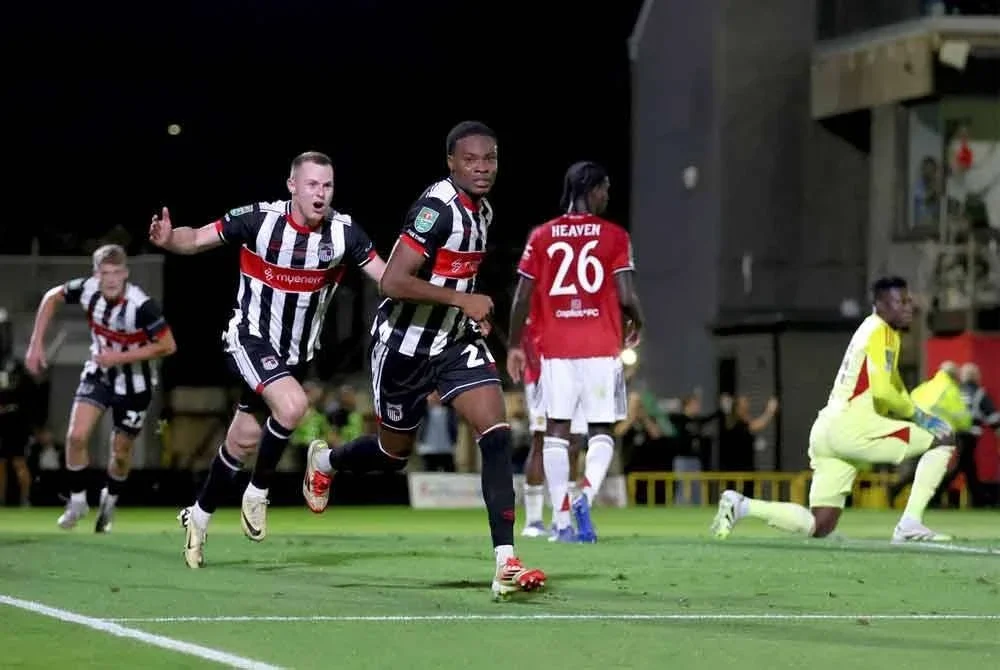 Gol kedua Grimsby yang dijaringkan Tyrell Warren (tengah) berpunca daripada kesilapan penjaga gol United, Andre Onana. Foto: Agensi