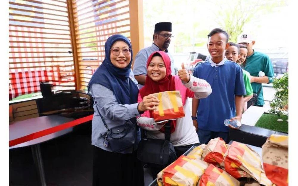McDonald’s Malaysia menyumbangkan 1,000 pek hidangan percuma kepada pelanggan dan komuniti setempat yang hadir pada salah satu program yang dianjurkan, baru-baru ini.