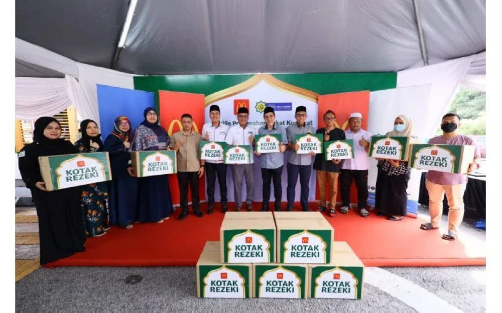 Selain berzakat, McDonald’s Malaysia juga menyumbangkan Kotak Rezeki kepada 100 keluarga asnaf.