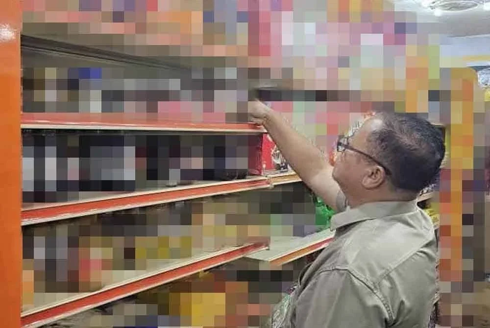 Operasi pemeriksaan fizikal makanan ini dijalankan MBDK di lapan premis pasar mini dan kedai runcit di sekitar Jalan Sementa Utama.