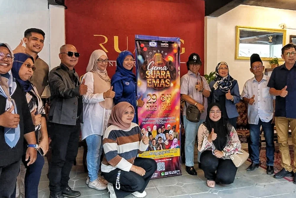 Sebahagian artis veteran yang terlibat dalam Konsert Amal Gema Suara Emas bergambar bersama urus setia program.