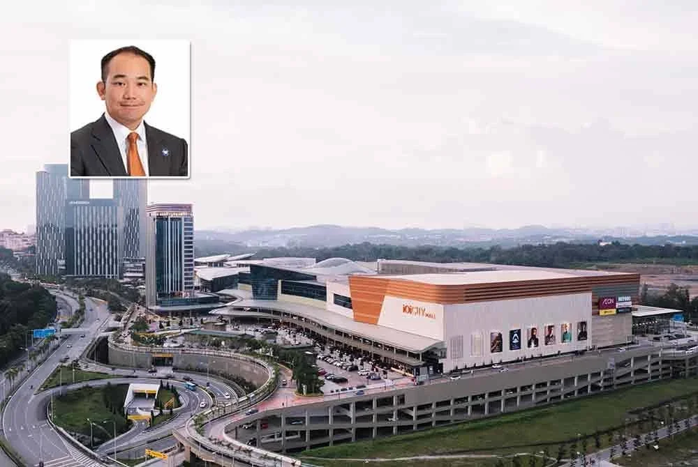 IOI City Mall yang memenangi pelbagai anugerah berdiri megah sebagai pusat beli-belah terbesar di Malaysia. Foto kecil: Lee Yeow Seng