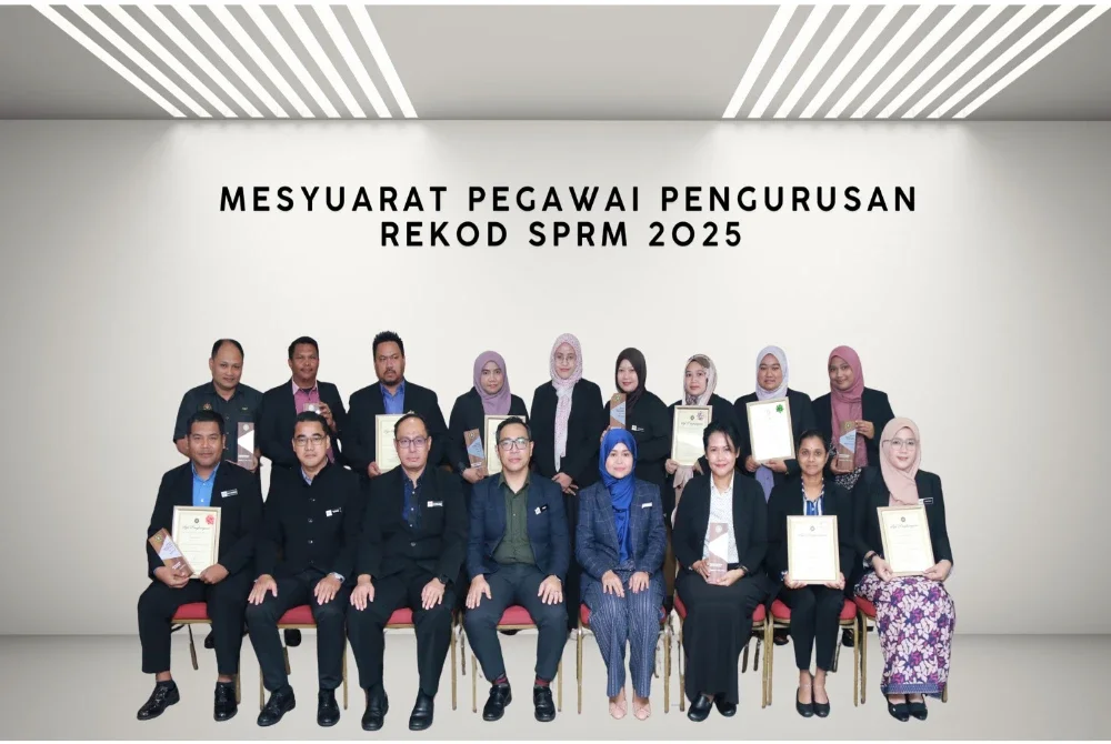 Norkhafizin (duduk empat dari kiri) bergambar bersama pegawai SPRM ketika Mesyuarat Pegawai Pengurusan Rekod (PPR) Tahun 2025 anjuran BPRM baru-baru ini. FOTO: SPRM