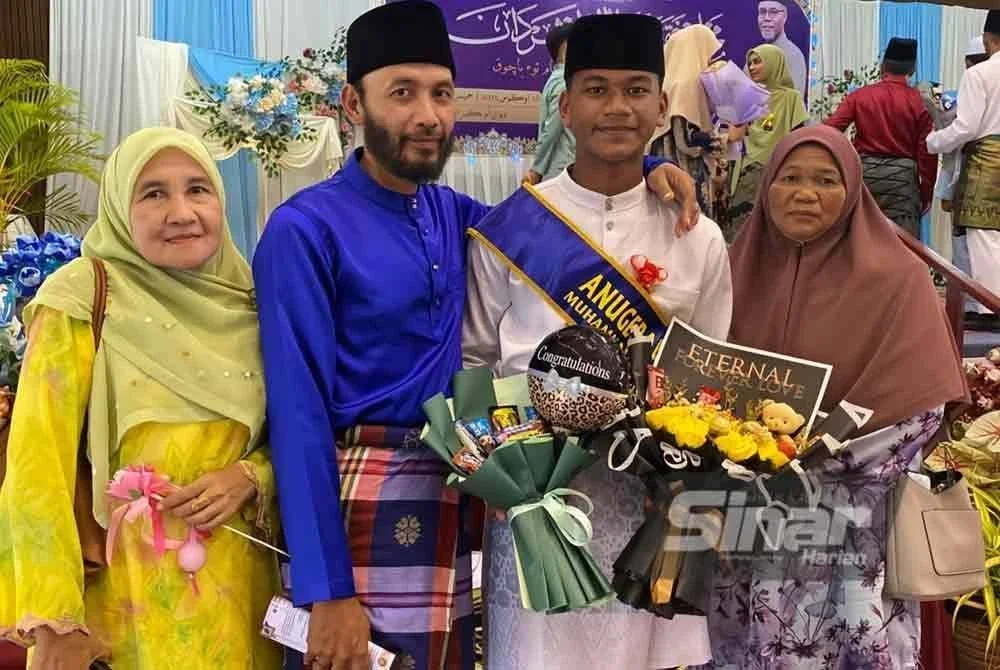 Muhammad Izzuddin bersama kedua ibu bapanya serta ibu saudara yang turut hadir pada Majlis Khatam Hafazan Al-Quran Perdana SMK Agama Tok Bachok pada Khamis. Foto: SINAR HARIAN/HAZELEN LIANA KAMARUDIN